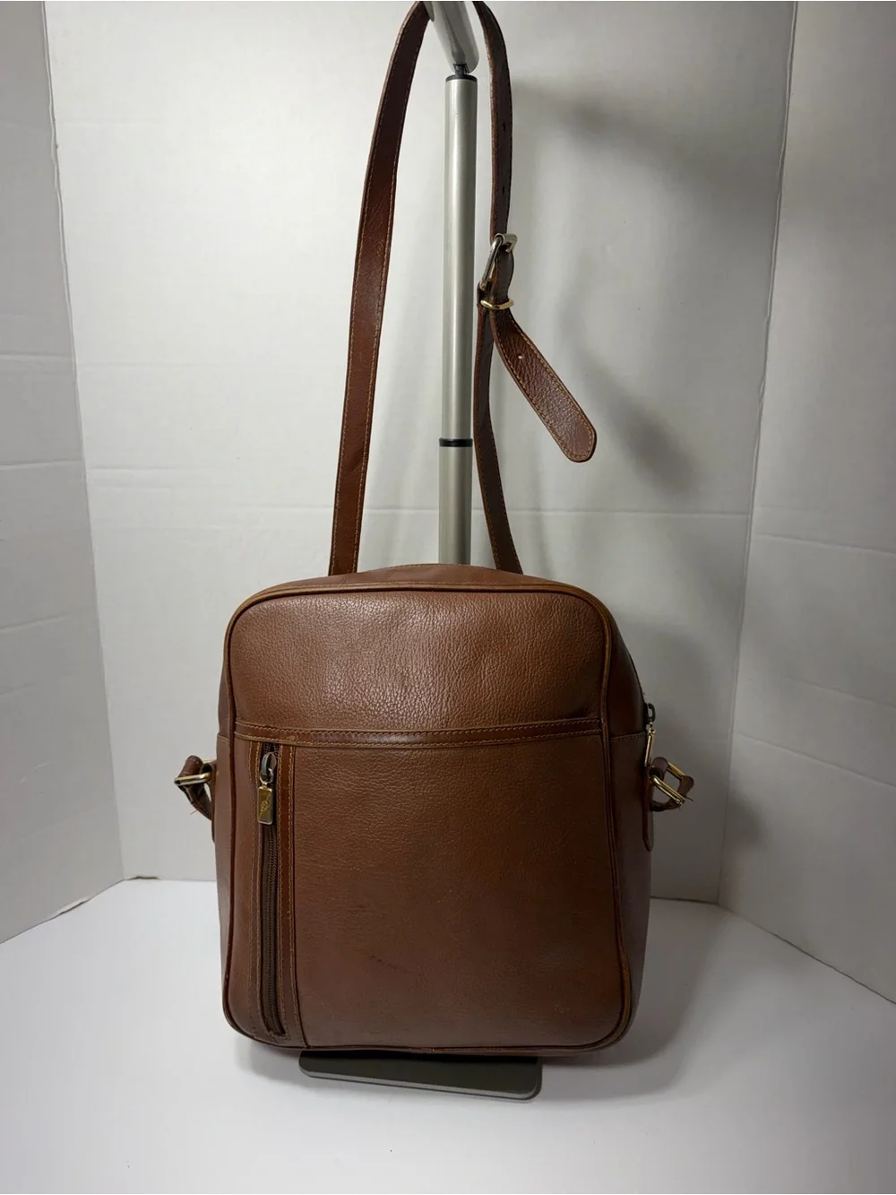 VINTAGE GUCCI Brown Leather Crossbody Bag - Classic Everyday Carry